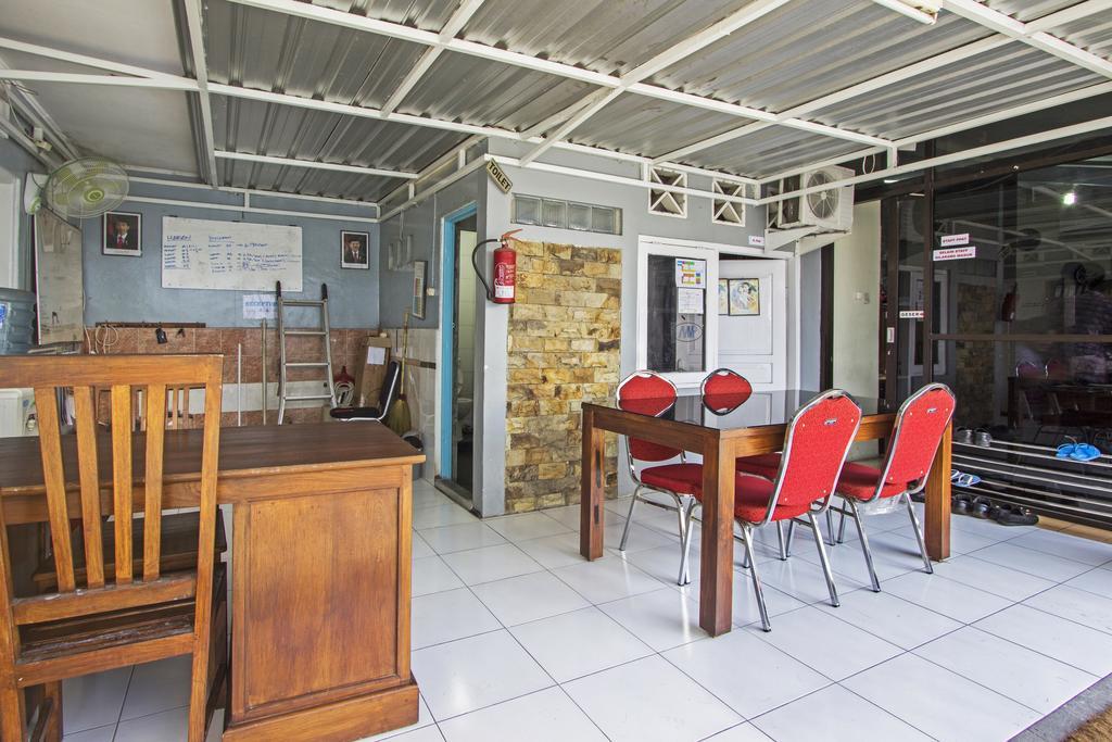 Hotel Reddoorz Near Gejayan Kejayan Esterno foto