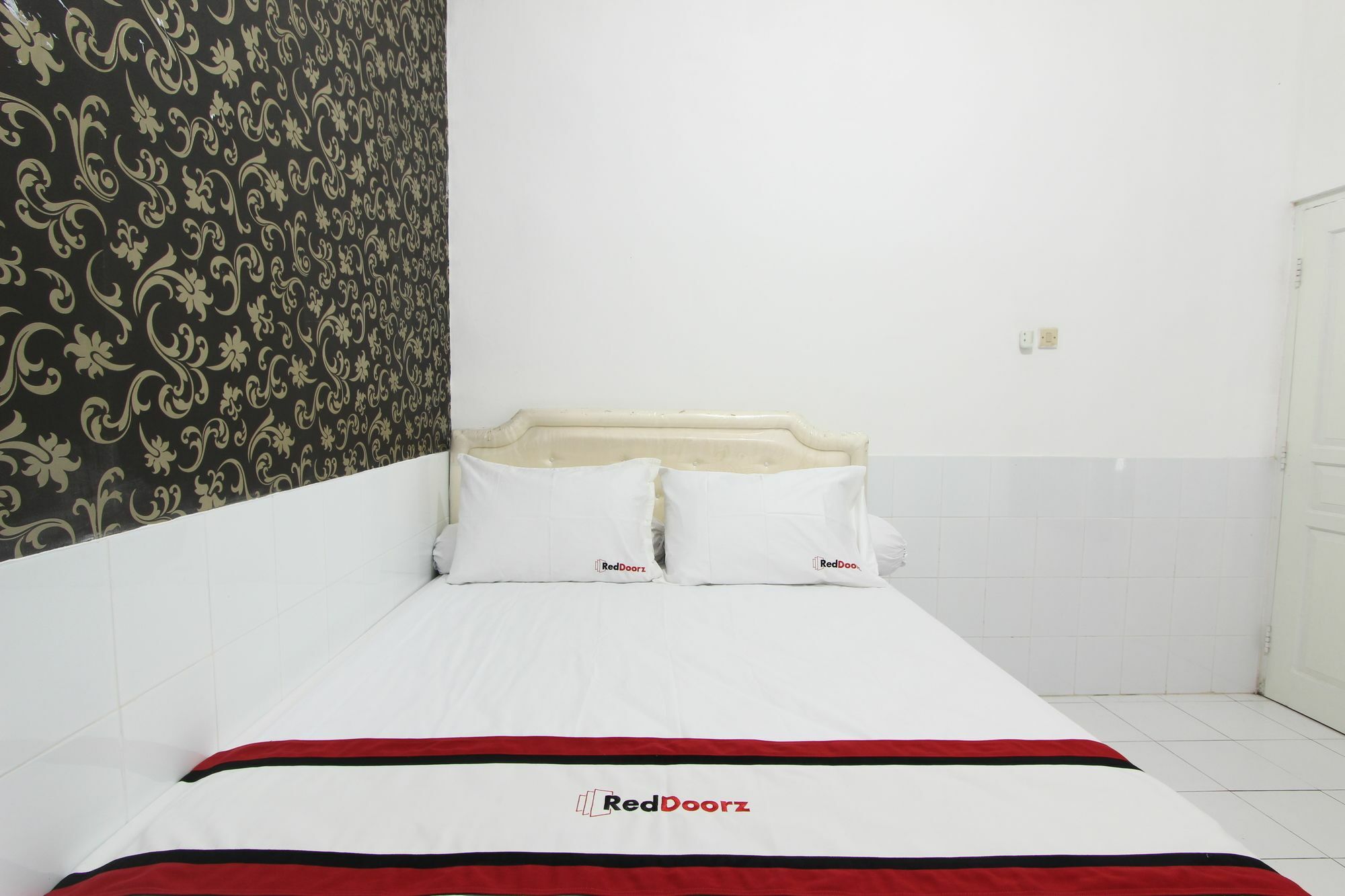 Hotel Reddoorz Near Gejayan Kejayan Esterno foto