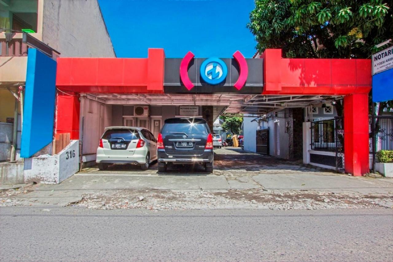 Hotel Reddoorz Near Gejayan Kejayan Esterno foto