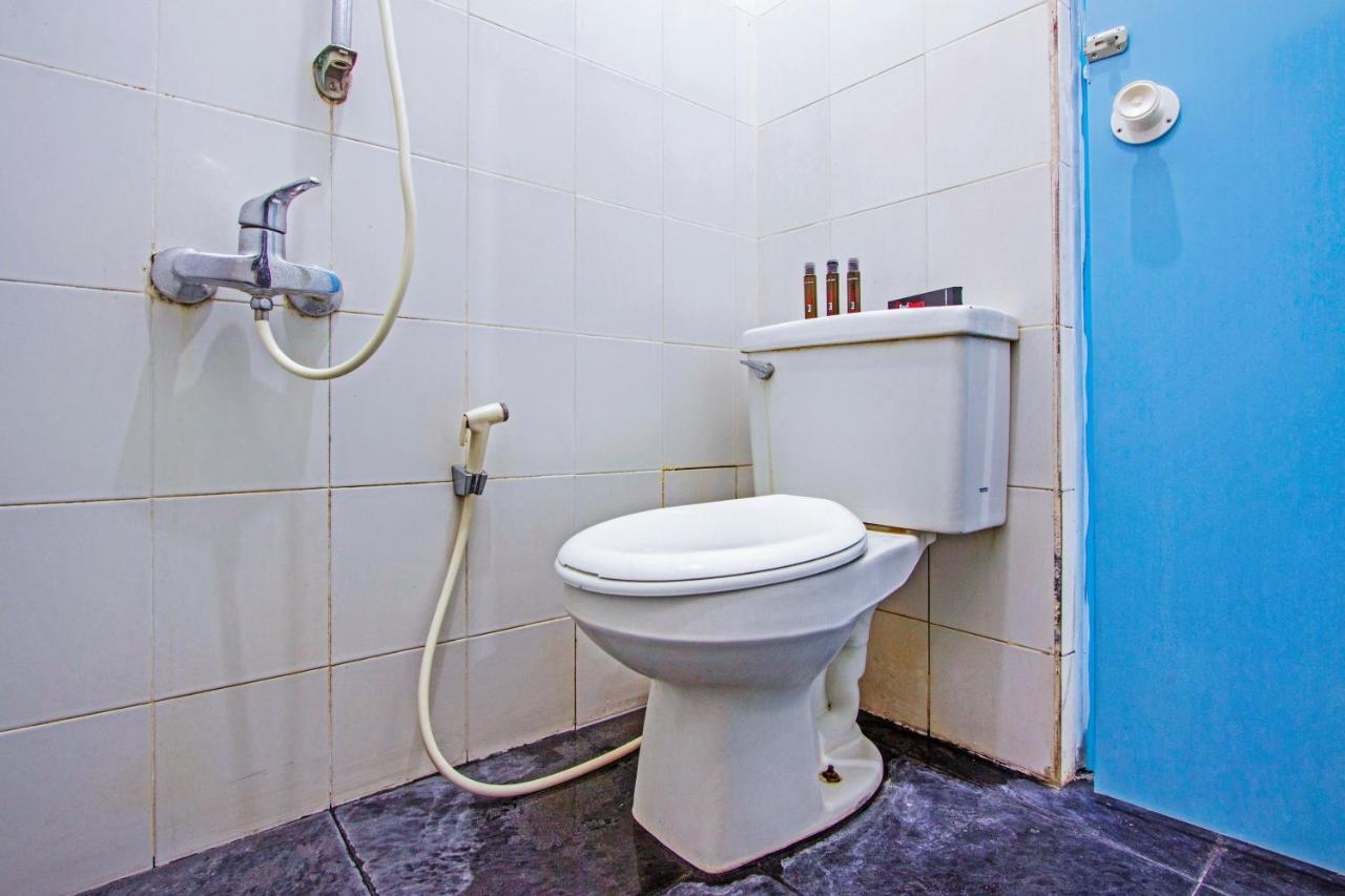 Hotel Reddoorz Near Gejayan Kejayan Esterno foto